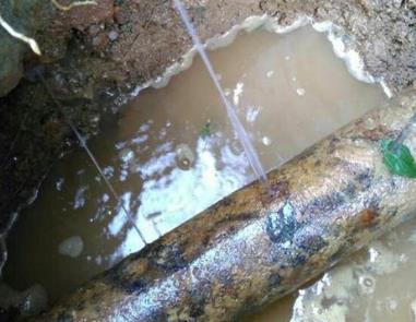 思南楼顶渗水维修公司分享下地暖漏水的原因及检测方法。